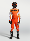 Alpinestars Racer Amber Trikot und Racer Amber Gear Set, Herren-Motocross-Rennausrüstung in Orange und Weiß, atmungsaktive Race-Passform aus leichtem, langlebigem Funktionsmaterial.