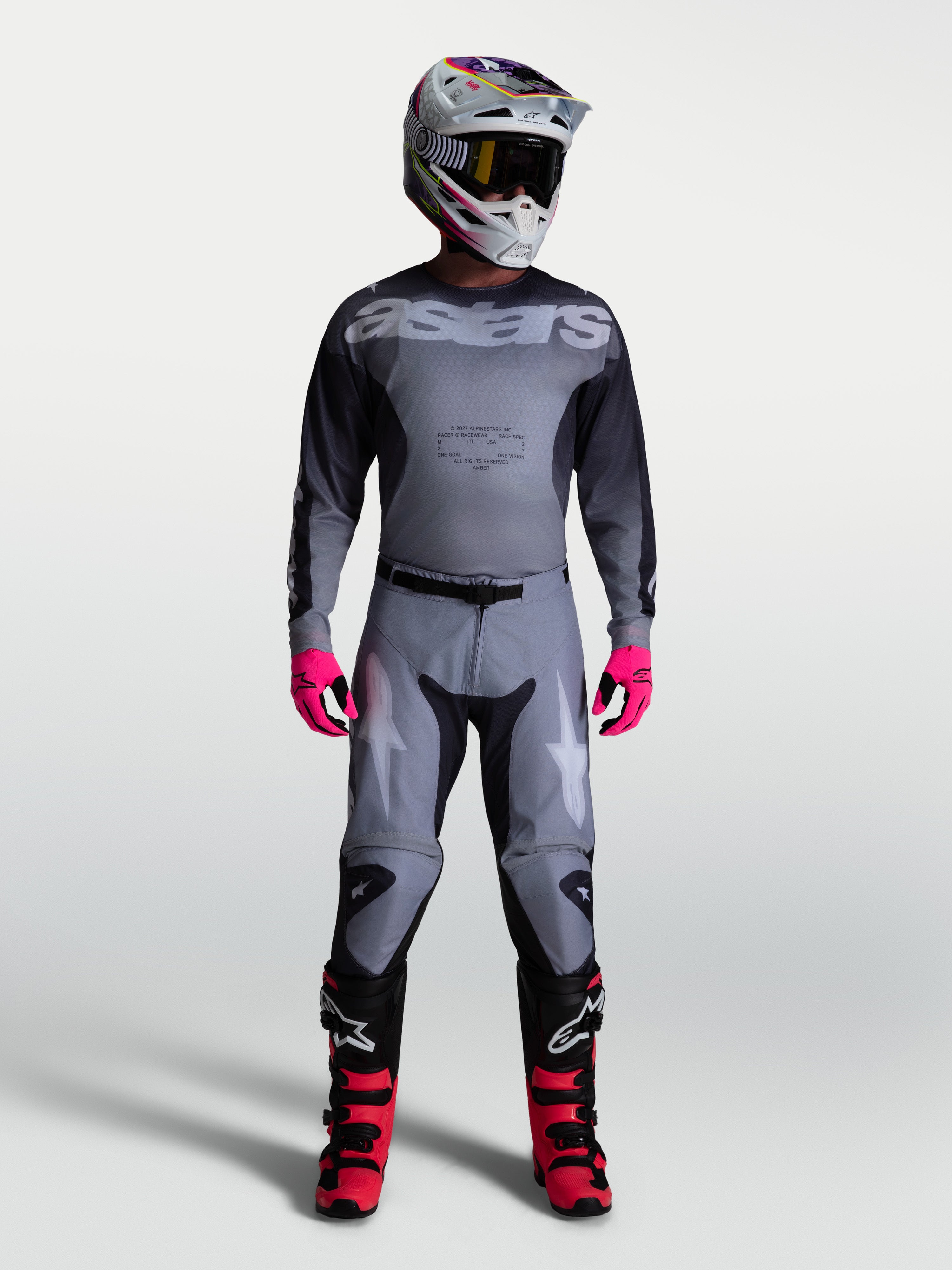 Alpinestars 2027 Racer Amber Trikot und Ausrüstungsset, Motocross-Outfit für Herren in Grau und Schwarz mit pinken Akzenten.