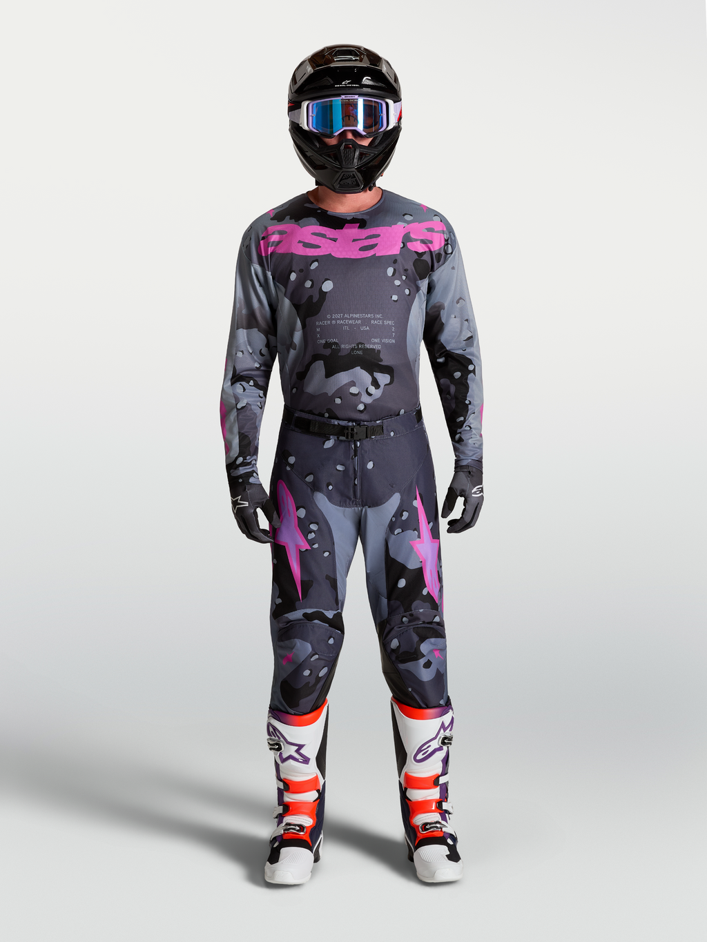 Alpinestars Racer Lone Trikot, Motocross-Set für Herren in Grau-Camo und Lila mit Helm und Stiefeln für Offroad-Einsätze.