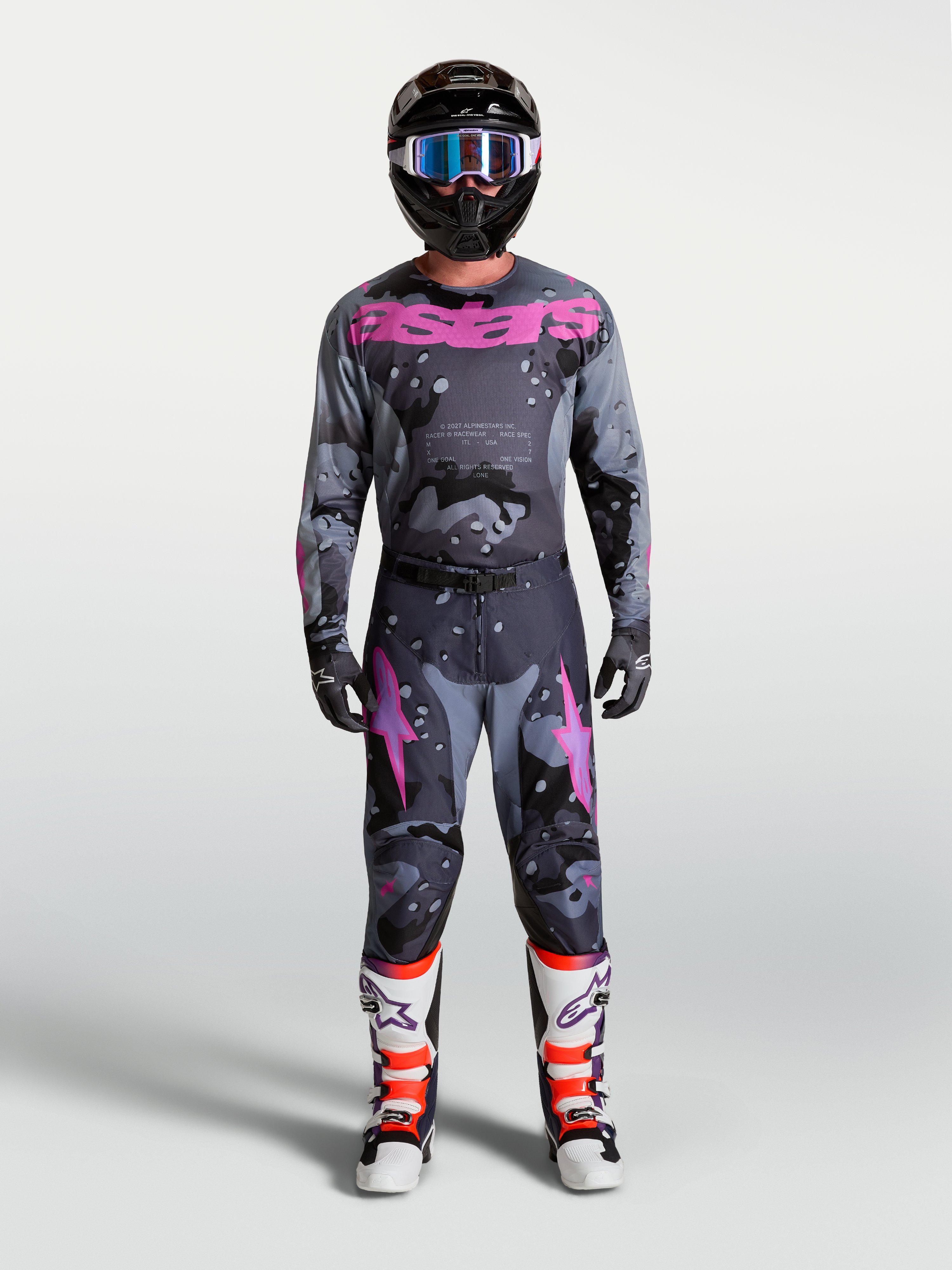 Alpinestars Racer Lone Trikot, Motocross-Set für Herren in Grau-Camo und Lila mit Helm und Stiefeln für Offroad-Einsätze.