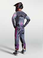 Alpinestars Racer Lone Hose, Motocross-Rennset, Herren, Grau-Camo und Lila, Rückansicht am Model mit Trikot und Stiefeln.