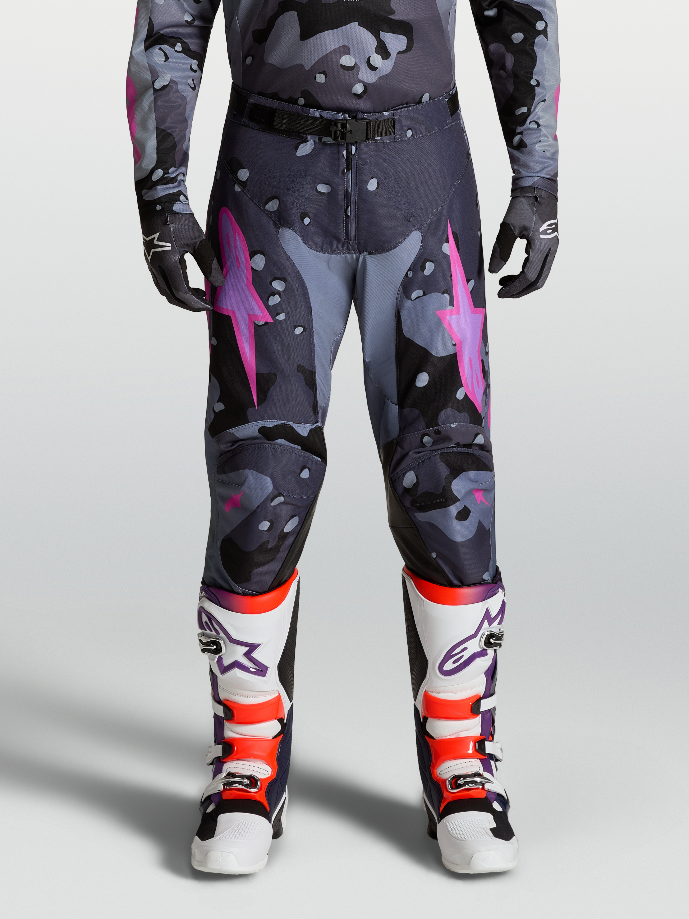 Alpinestars Racer Lone Hose 2027, Motocross-Hose für Herren in Grau Camo und Lila, vorgeformte Beine für Offroad-Racing.