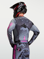 Alpinestars Racer Lone Trikot, Motocross-Jersey für Herren, Grau und Lila mit Camouflage-Muster, Rückansicht am Model, atmungsaktives Polygewebe
