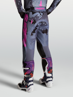 Alpinestars Racer Lone Hose, Motocross-Hose in Grau-Camo und Lila, Rückansicht am Model mit Tech 7 Stiefeln.