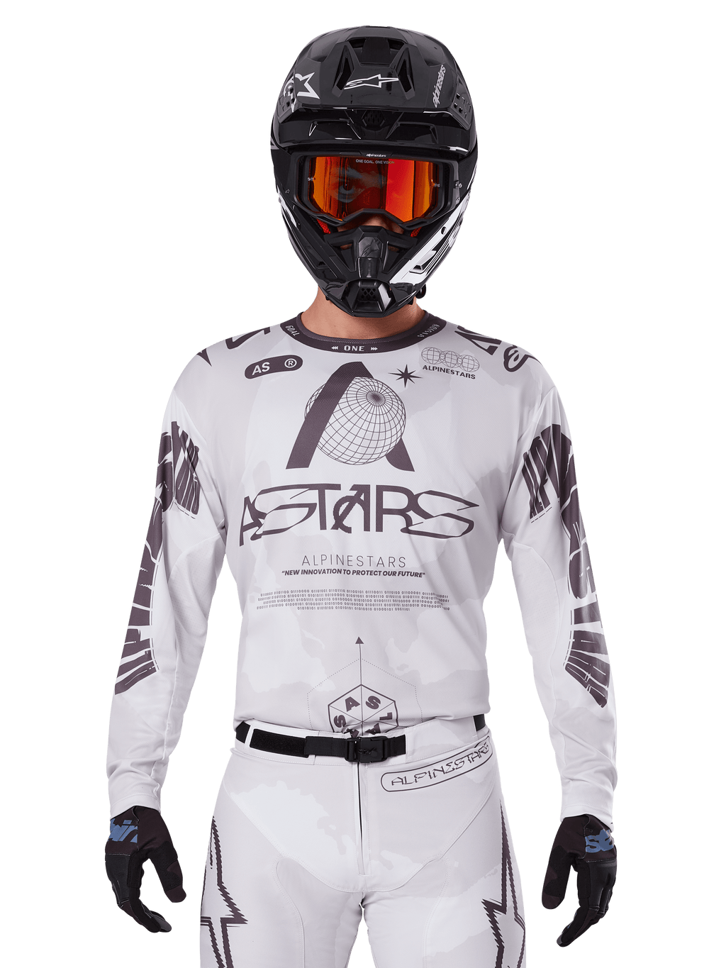 Alpinestars 2025 Racer Hollow Jersey, Motocross-Trikot, Weiß und Schwarz, getragen mit passender weißer MX-Hose und einem schwarzen Helm mit orangefarbener Brille, mit markantem Alpinestars-Branding und Globus-Grafiken, professionelle Offroad-Rennausrüstung