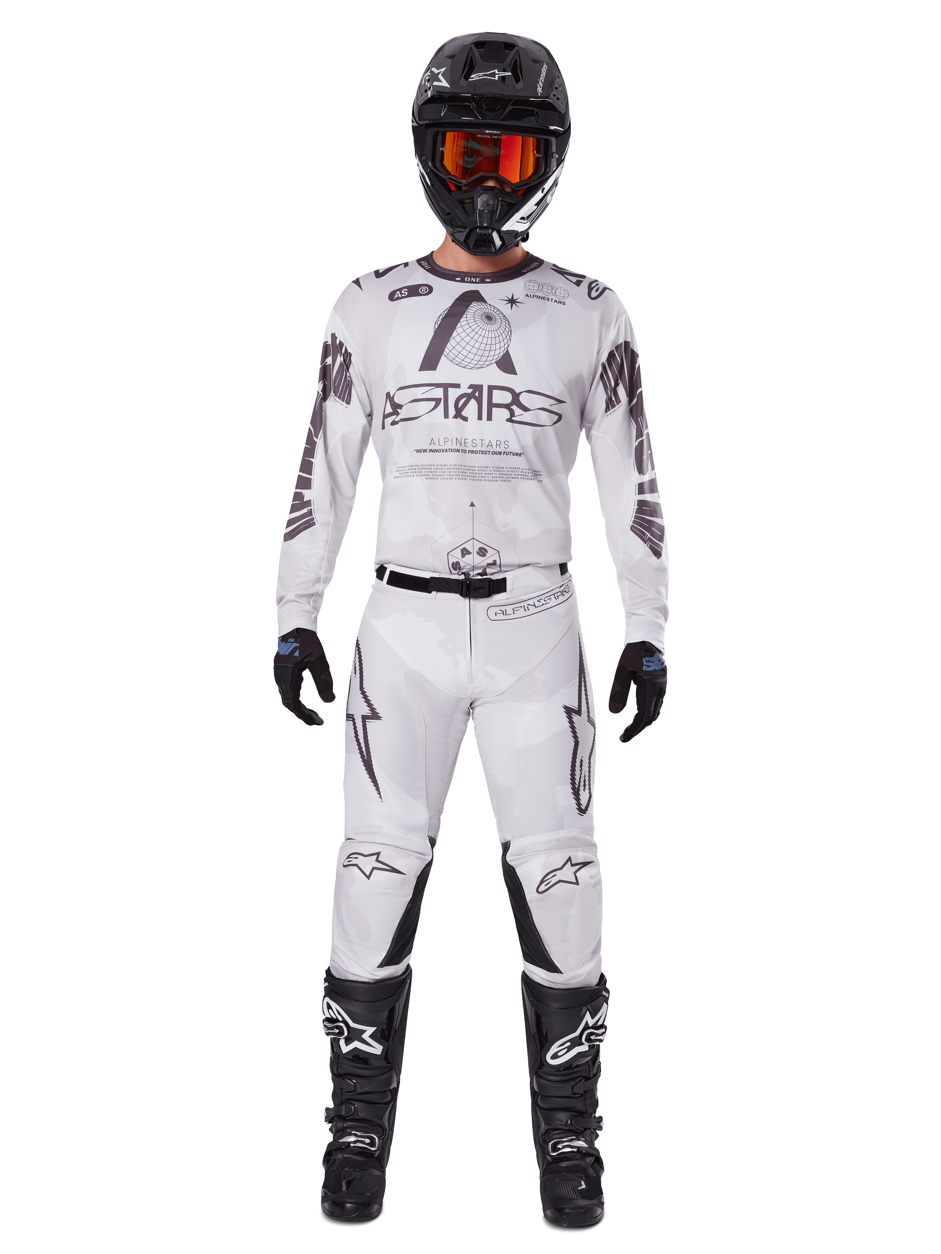Alpinestars 2025 Racer Hollow Gear Set, Weiß mit schwarzen und grauen Grafiken, komplettes Motocross-Rennoutfit inklusive Trikot und Hose, getragen mit schwarzem Helm, orangefarbener Brille, schwarzen Handschuhen und schwarzen Stiefeln, Hochleistungs-Offroad-Bekleidung