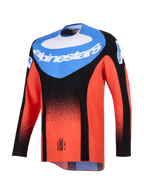 Alpinestars 2026 Techstar Knif Jersey, Motocross-Trikot, Orange, Schwarz und UCLA Blau, Vorderansicht mit einem blauen Brusteinsatz mit weißem Alpinestars-Logo und einem schwarzen punktierten Farbverlauf auf den orangenen Ärmeln und dem Körper, Performance-Offroad-Rennausrüstung.