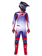 Motocross-Fahrer in kompletter Alpinestars-Rennausrüstung, 2025 Fluid Wurx Jersey in Purple Bright Red mit weißen Akzenten und großem rotem Stern-Logo, passende Hose, rote Stiefel und schwarzer Helm mit Brille, koordiniertes Outfit für Offroad-Rennen