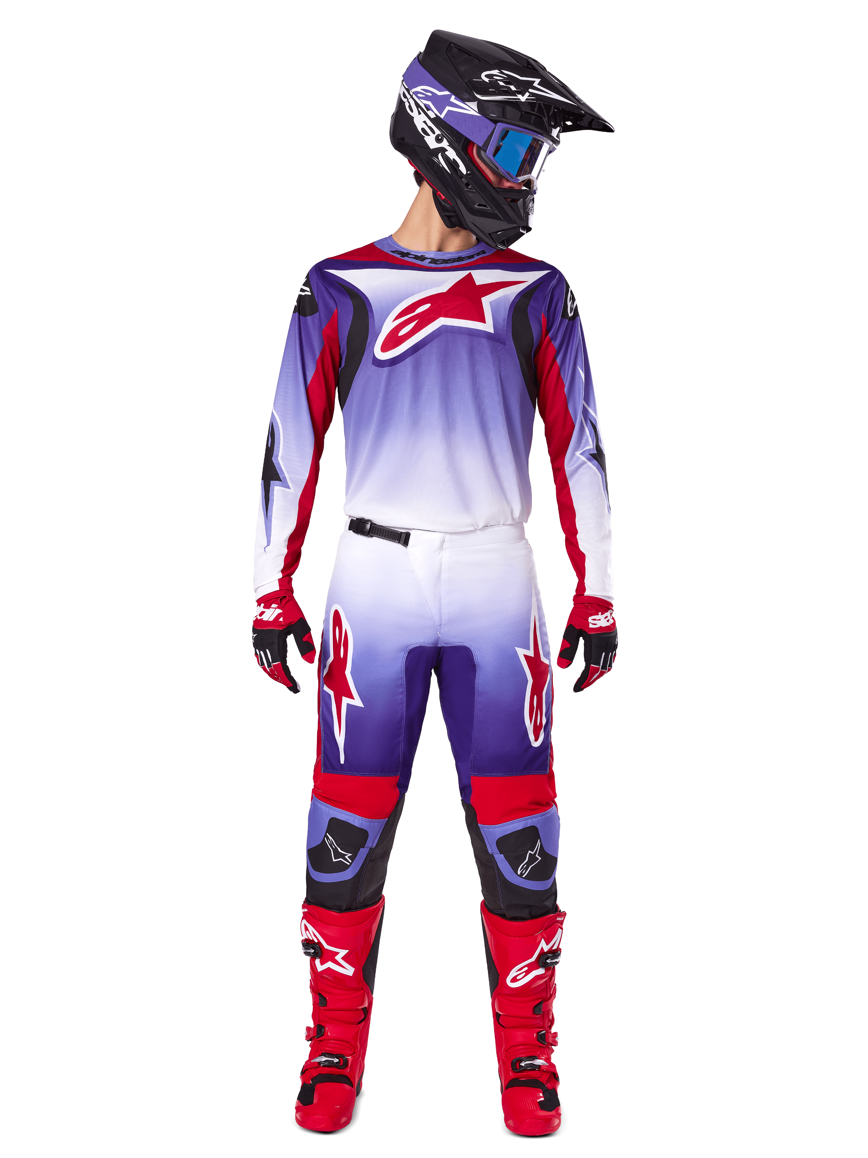 Motocross-Fahrer in kompletter Alpinestars-Rennausrüstung, 2025 Fluid Wurx Jersey in Purple Bright Red mit weißen Akzenten und großem rotem Stern-Logo, passende Hose, rote Stiefel und schwarzer Helm mit Brille, koordiniertes Outfit für Offroad-Rennen