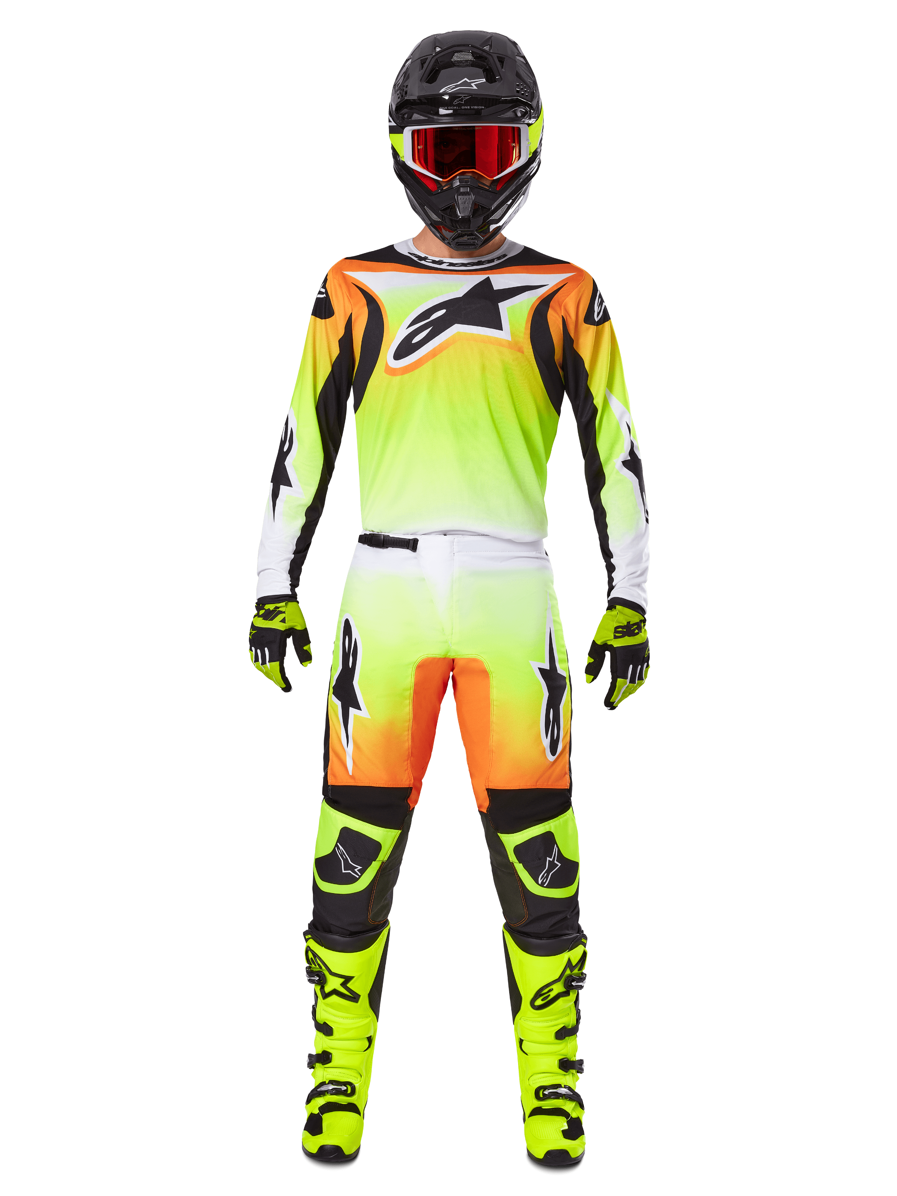 Motocross-Fahrer in kompletter Rennausrüstung, Alpinestars 2025 Fluid Wurx Gear Set, Gelb und Schwarz mit orangefarbenen und weißen Akzenten, Trikot mit großem Front-Logo, passende Hose, schwarzer Helm mit rot getönter Brille, neongelbe Stiefel, abgestimmtes Outfit für Offroad-Rennen