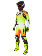 Alpinestars 2025 Fluid Wurx Gear Set, Motocross-Rennoutfit, Farbverlauf in Neongelb und Orange, Komplettset mit Jersey und Hose, schwarzer Helm mit orangefarbenen Goggles, neongelbe Stiefel und Handschuhe, athletisches Design für Offroad-Performance