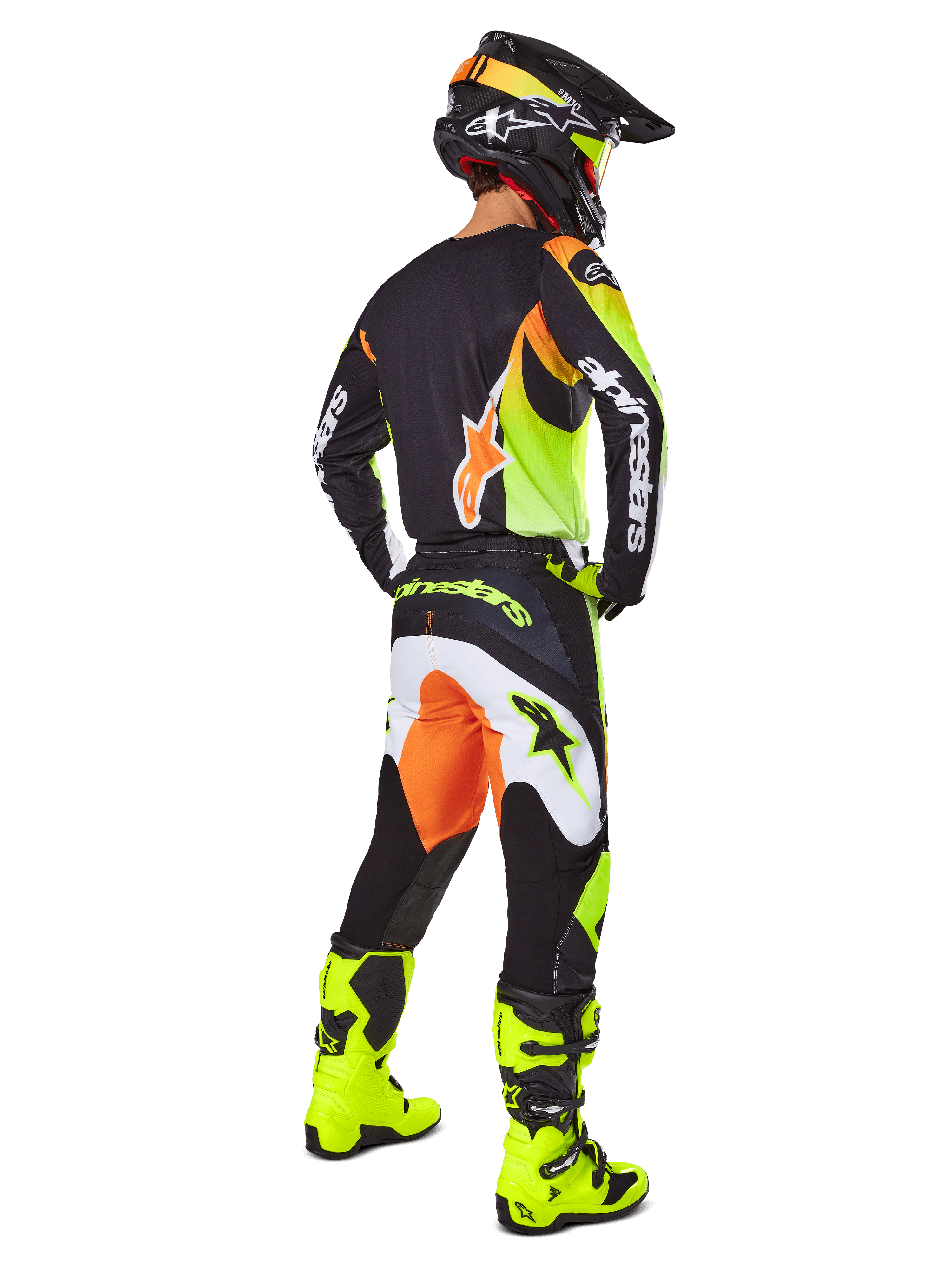 Alpinestars 2025 Fluid Wurx Ausrüstungsset, Motocross-Trikot und -Hose in Gelb, Schwarz und Orange, dargestellt in der Dreiviertel-Rückansicht, kombiniert mit passendem schwarzem Helm und leuchtend gelben Stiefeln, professionelle Offroad-Rennausrüstung.