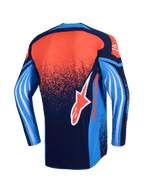 Alpinestars 2026 Techstar Nomur Trikot, Motocross-Trikot, Rückansicht, Dunkelblau, Orange und UCLA-Blau, mit gesprenkeltem orangefarbenem Farbverlauf auf dem Rücken, blauen Ärmeln mit weißen wellenförmigen Grafiken und einem orangefarbenen Alpinestars-Logo auf dem unteren Rücken.