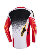 Alpinestars 2026 Techstar Nomur Trikot, Motocross-Trikot, Hellgrau, Rot und Schwarz, Rückansicht mit einem Splatter-Design mit Farbverlauf von Schwarz zu Hellgrau, rote Ärmel mit gelben geschwungenen Akzenten und schwarzem Alpinestars-Logo auf dem Rücken.