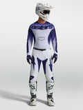 Alpinestars 2027 Racer Air Amber Gear Set, blau-weißes Motocross-Trikot und passende Hose, atmungsaktives Mesh-Material, ergonomisches Design für MX-Rennen, komplettiert mit weißem Helm und Motorradstiefeln.