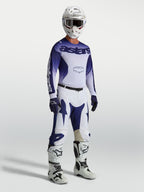 Alpinestars Racer Air Amber Trikot und Gear Set, belüftete Motocross-Ausrüstung für Herren, Blau und Weiß, am Model