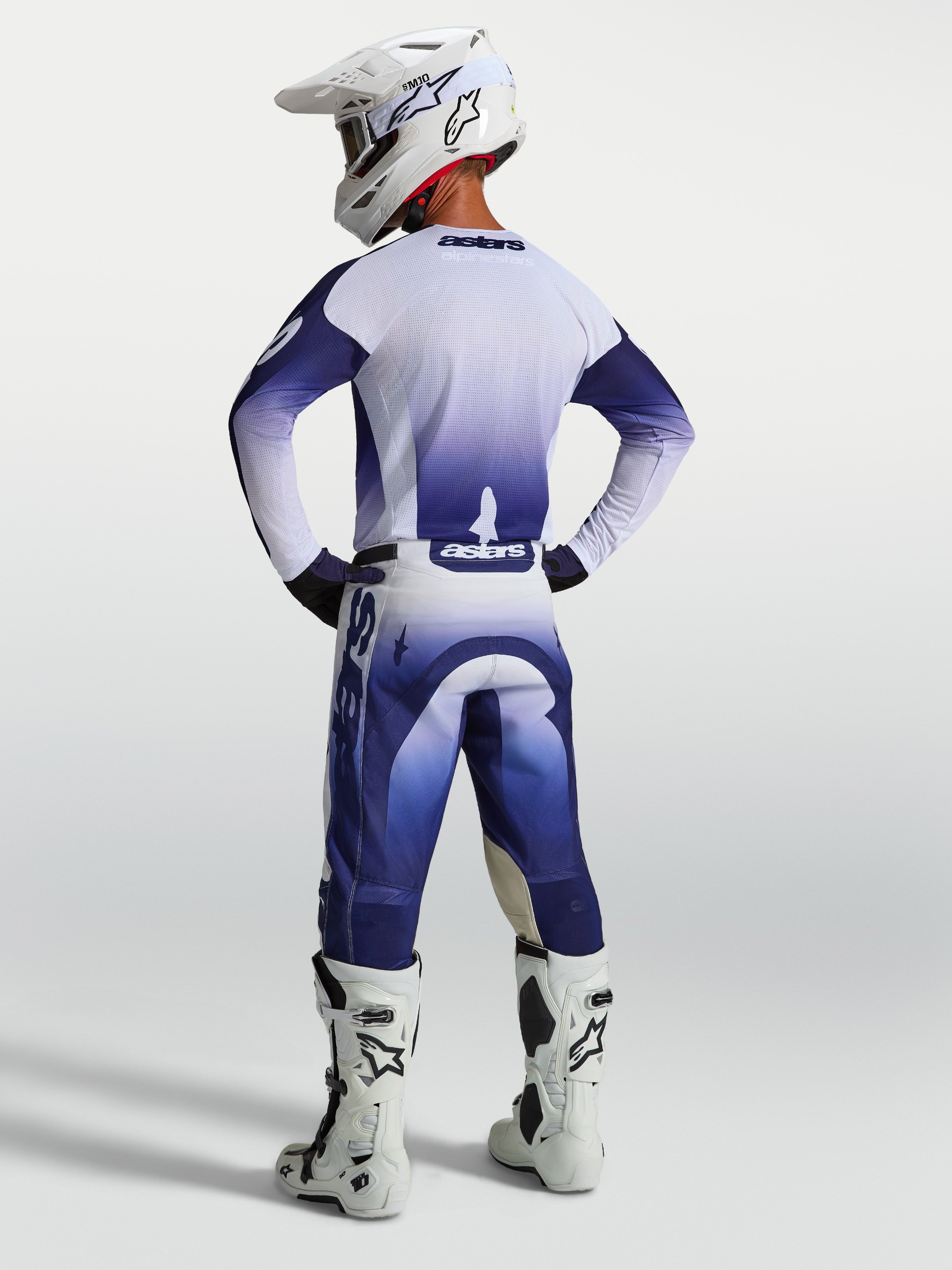 Alpinestars Racer Air Amber Trikot und Ausrüstungsset, Motocross-Mesh-Ausrüstung in Dunkelblau und Weiß, Rückansicht am Model in vollständiger Rennausrüstung.