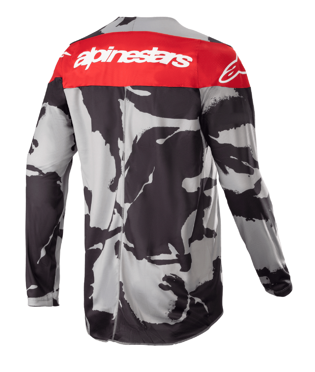 Alpinestars 2023 Racer Tactical Jersey, Motocross-Jersey, Cast Gray Camo und Mars Red, Rückansicht mit einem roten oberen Bereich mit weißem Alpinestars-Logo und grau-schwarzem Camouflage-Muster, leichte Offroad-Performance-Bekleidung