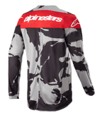 Alpinestars 2023 Racer Tactical Jersey, Motocross-Jersey, Cast Gray Camo und Mars Red, Rückansicht mit einem roten oberen Bereich mit weißem Alpinestars-Logo und grau-schwarzem Camouflage-Muster, leichte Offroad-Performance-Bekleidung
