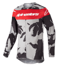 Alpinestars 2023 Racer Tactical Jersey, Motocross-Trikot, Cast Gray Camo und Mars Red, markanter roter Bruststreifen mit weißem Alpinestars-Branding, schwarz-graues Tarnmuster, technische Langarm-Bekleidung für den Offroad-Rennsport