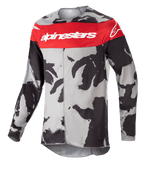 Alpinestars 2023 Racer Tactical Jersey, Motocross-Trikot, Cast Gray Camo und Mars Red, markanter roter Bruststreifen mit weißem Alpinestars-Branding, schwarz-graues Tarnmuster, technische Langarm-Bekleidung für den Offroad-Rennsport