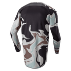 Alpinestars 2024 Racer Tactical Jersey, Iron Camo Dust Gray, Rückansicht des langärmeligen Motocross-Trikots mit Camouflage-Muster in Grau, Schwarz, Hellblau und Hellbraun, verlängerter Rückensaum für zusätzliche Abdeckung.
