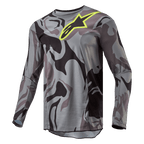 Alpinestars 2024 Racer Tactical Jersey, Motocross-Trikot, Cast Gray Camo Magnet, grau-schwarzes Camouflage-Muster mit einem leuchtend gelben Alpinestars-Logo auf der Brust, langärmlig, Performance-Offroad-Fahrerausrüstung