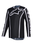 Alpinestars 2026 Fluid Apex Trikot, Motocross-Trikot, Schwarz mit weißen Akzenten, großes weißes Logo auf der Brust, weißer Besatz entlang der Nähte, langärmeliges Performance-Polygewebe für Offroad-Rennsport