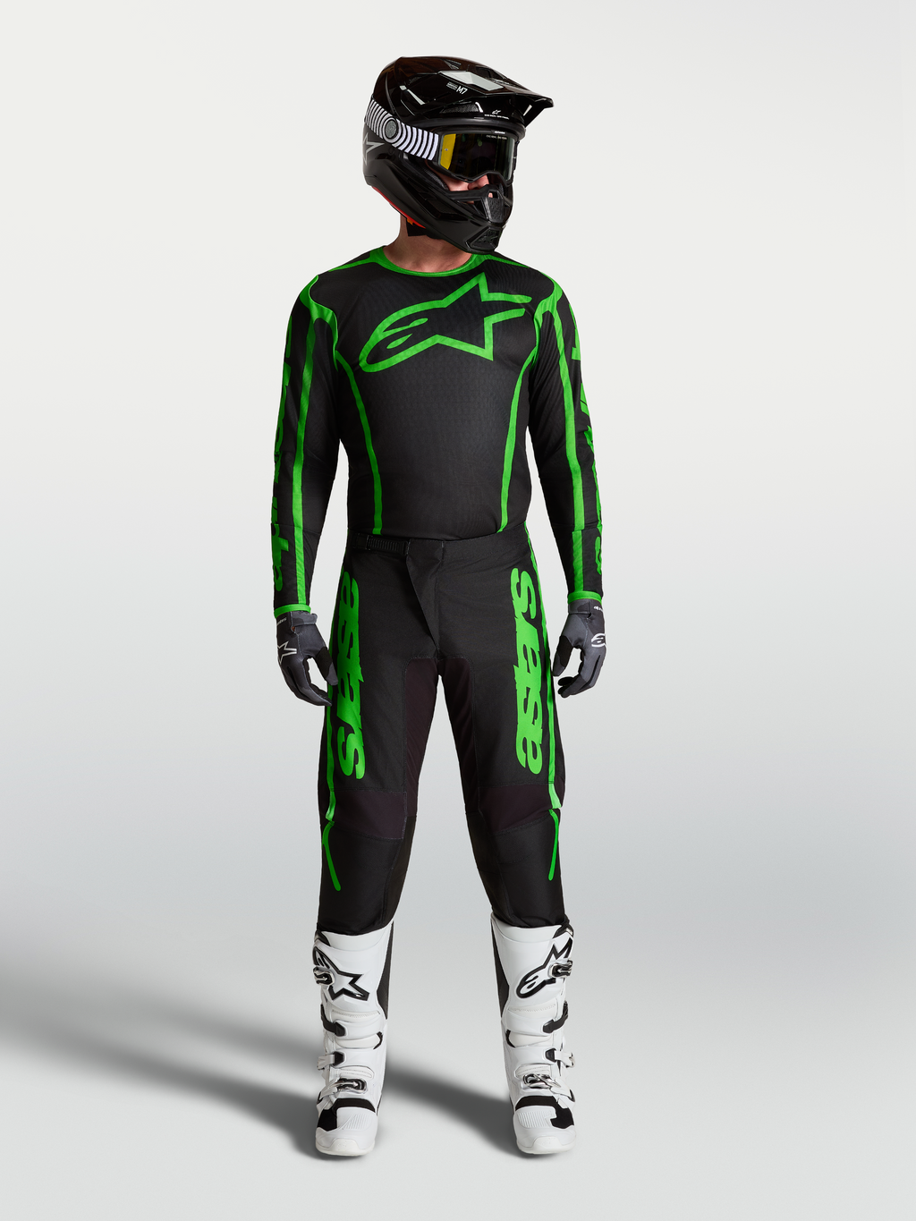 Alpinestars Fluid Apex V2 Hose, Motocross-Rennsport-Ausrüstung für Herren, Schwarz und Fluo-Grün, komplettes Racing-Outfit mit weißen Stiefeln