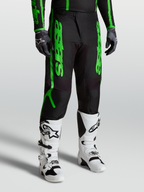 Alpinestars Fluid Apex V2 Hose, Motocross-Hose für Herren, Schwarz und Fluo-Grün, verstärktes 600D-Polygewebe, kombiniert mit weißen Stiefeln und Handschuhen