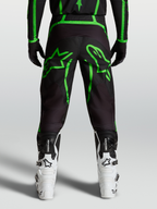 Alpinestars Fluid Apex V2 Hose, Motocross-Hose für Herren, Schwarz und Fluo-Grün, Rückansicht am Model mit großen Stern-Grafiken