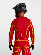 Alpinestars Fluid Apex V2 Trikot, Motocross-Ausrüstung für Herren in Rot und Gold, Rückansicht mit ergonomischem Schnitt und atmungsaktivem Funktionsgewebe
