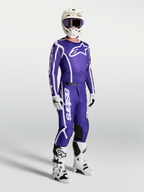 Alpinestars Fluid Apex V2 Trikot und Hose, Motocross-Set in Blau und Weiß, getragen mit weißen Stiefeln und Helm.