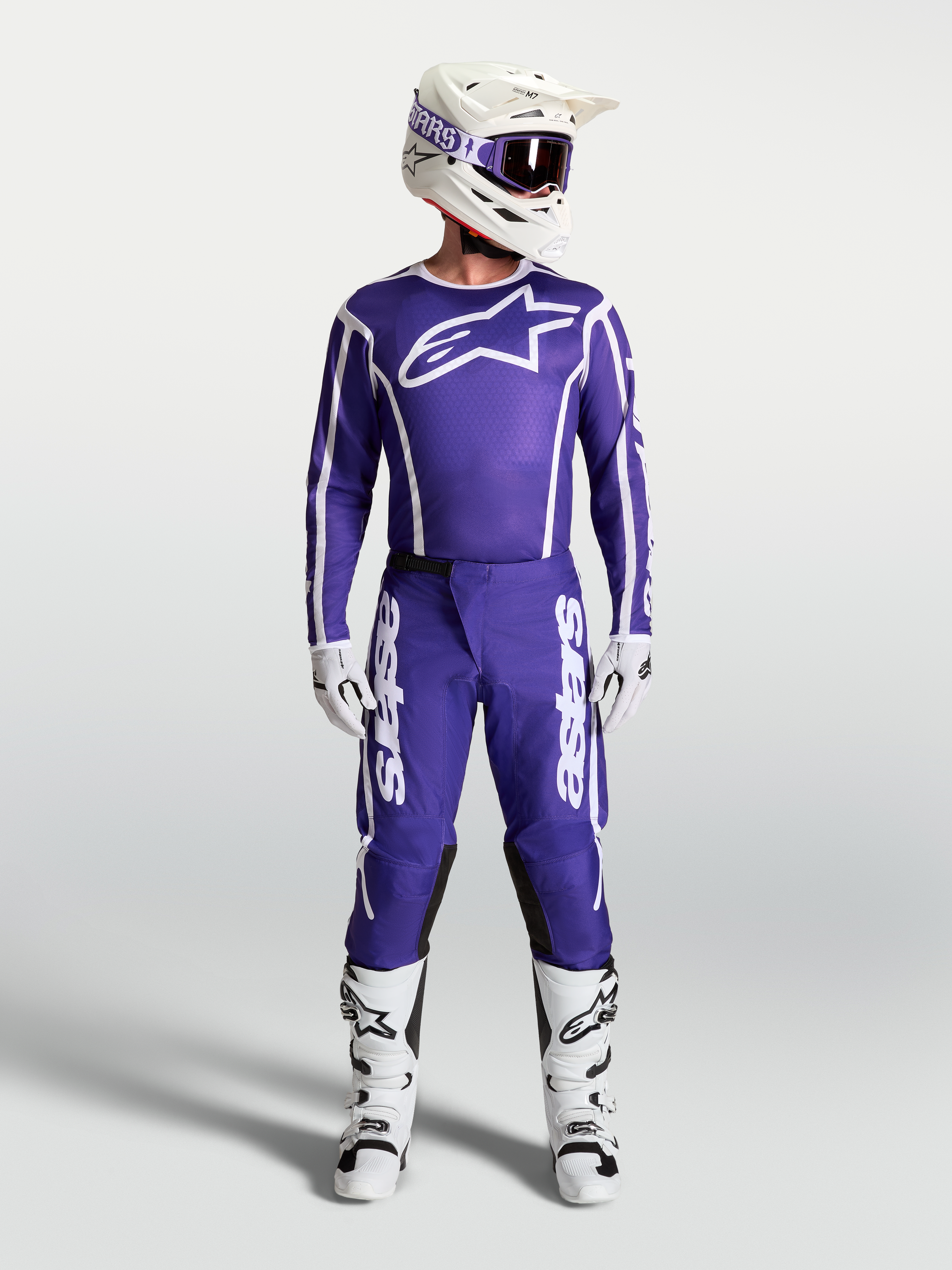Alpinestars Fluid Apex V2 Trikot und Gear Set, Motocross-Bekleidung für Herren, Dunkelblau und Weiß, mit Helm und Stiefeln.