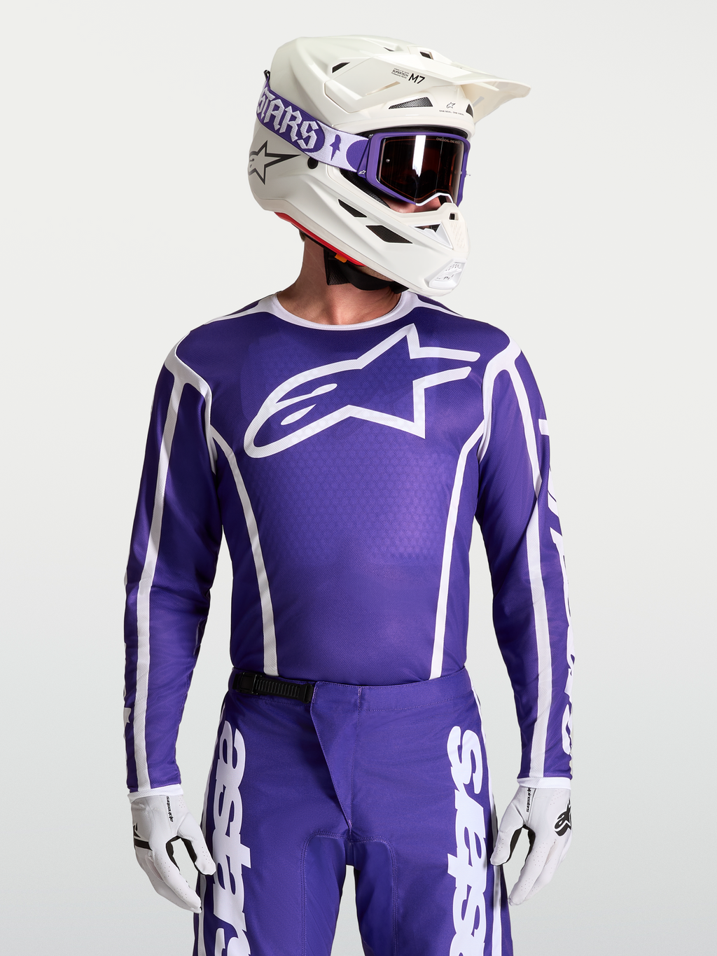 Alpinestars Fluid Apex V2 Trikot, Motocross-Trikot für Herren, Blau und Weiß, feuchtigkeitsableitendes Polygewebe mit ergonomischer Passform, getragen mit passender Offroad-Ausrüstung und weißem Helm.