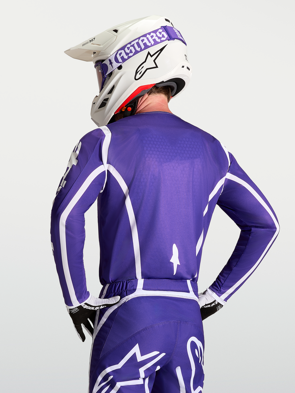 Alpinestars Fluid Apex V2 Trikot für Herren, Blau und Weiß, atmungsaktives Motocross-Trikot in der Rückansicht mit passendem S-M7 Helm.