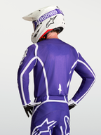Alpinestars Fluid Apex V2 Trikot für Herren, Blau und Weiß, atmungsaktives Motocross-Trikot in der Rückansicht mit passendem S-M7 Helm.