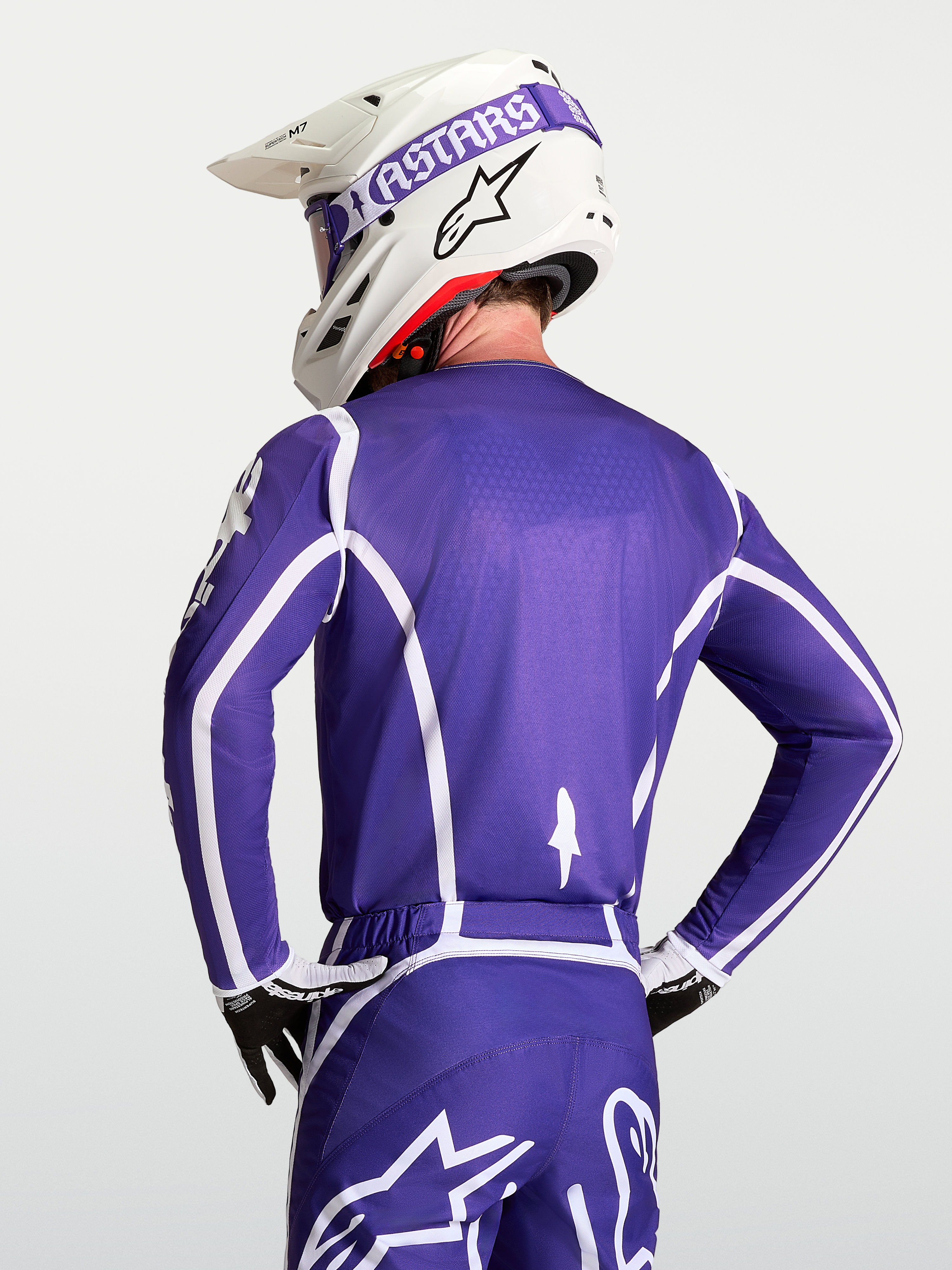 Alpinestars Fluid Apex V2 Trikot für Herren, Blau und Weiß, atmungsaktives Motocross-Trikot in der Rückansicht mit passendem S-M7 Helm.