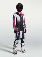 Alpinestars 2027 Fluid Drag Ausrüstungsset, Herren-Motocross-Outfit, Schwarz-Weiß mit roten Grafiken und weißen Stiefeln.