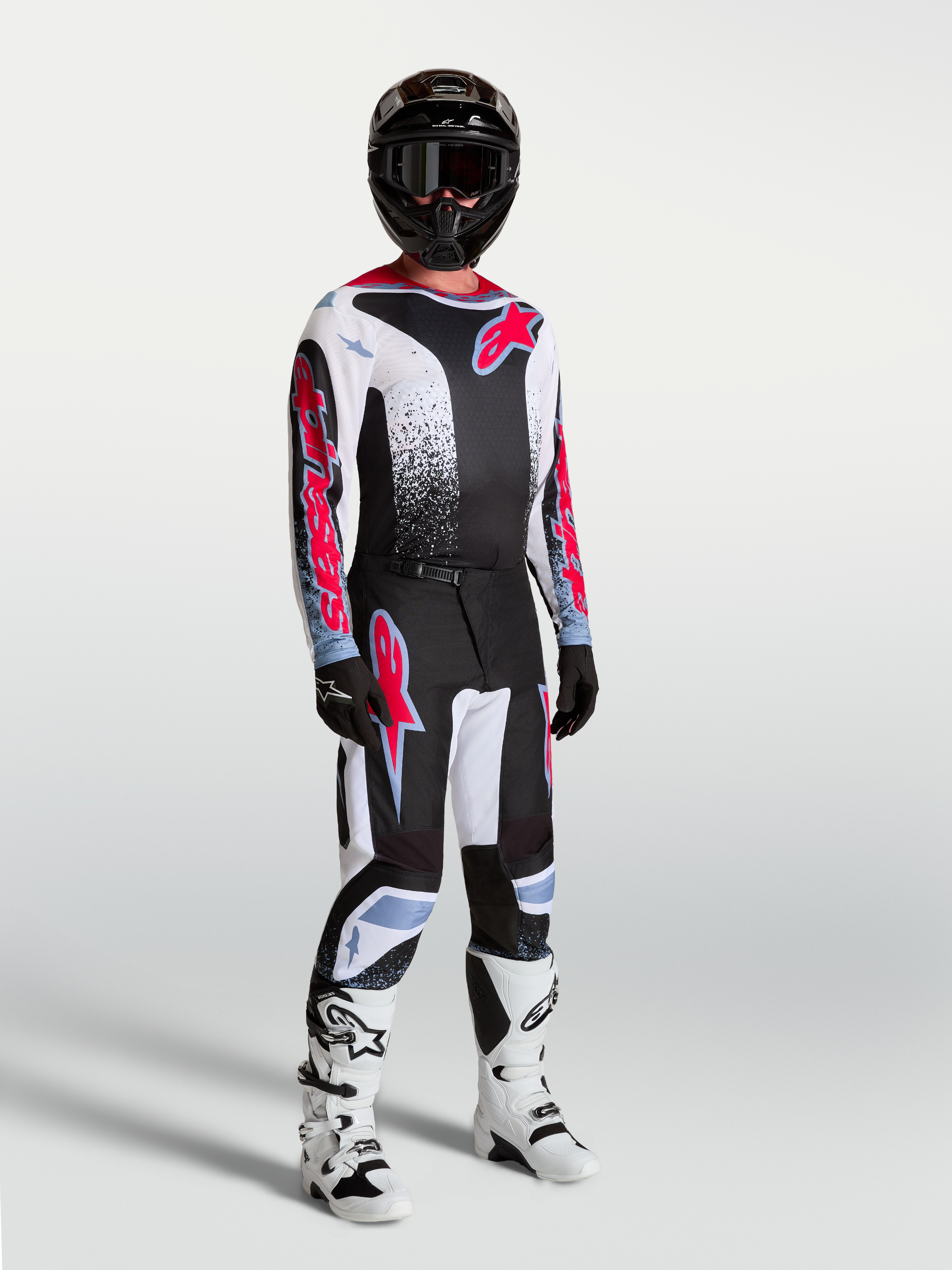 Alpinestars Fluid Drag Trikot, Motocross-Trikot für Herren, Schwarz, Weiß und Neonrot, atmungsaktiv, am Model mit Ausrüstung.
