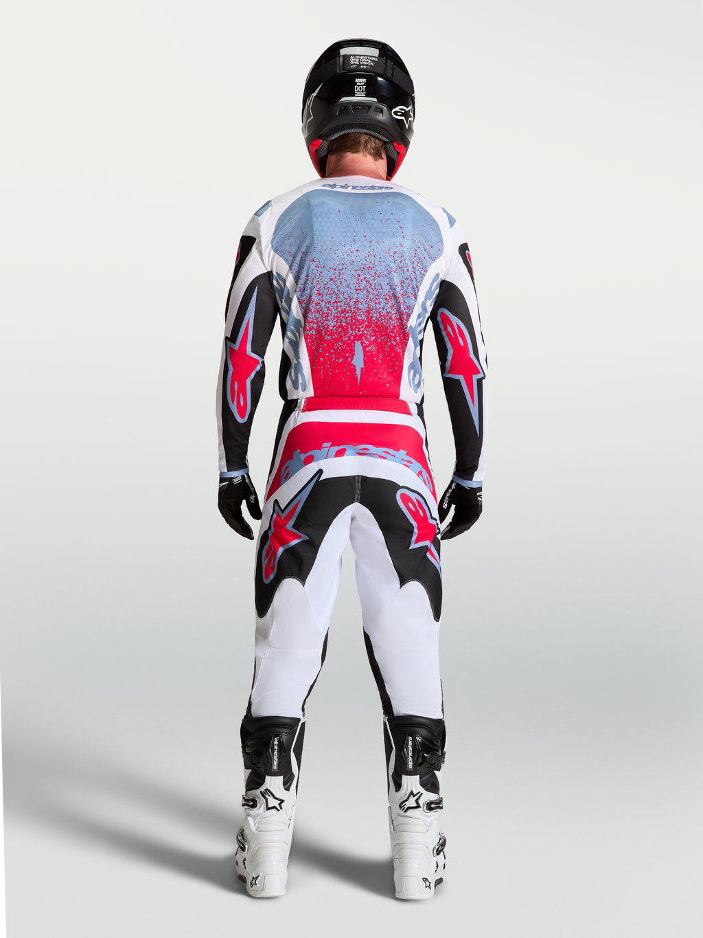 Alpinestars Fluid Drag Trikot, Herren-Motocross-Trikot in Schwarz und Fluo-Rot, Rückansicht auf einem Fahrer.