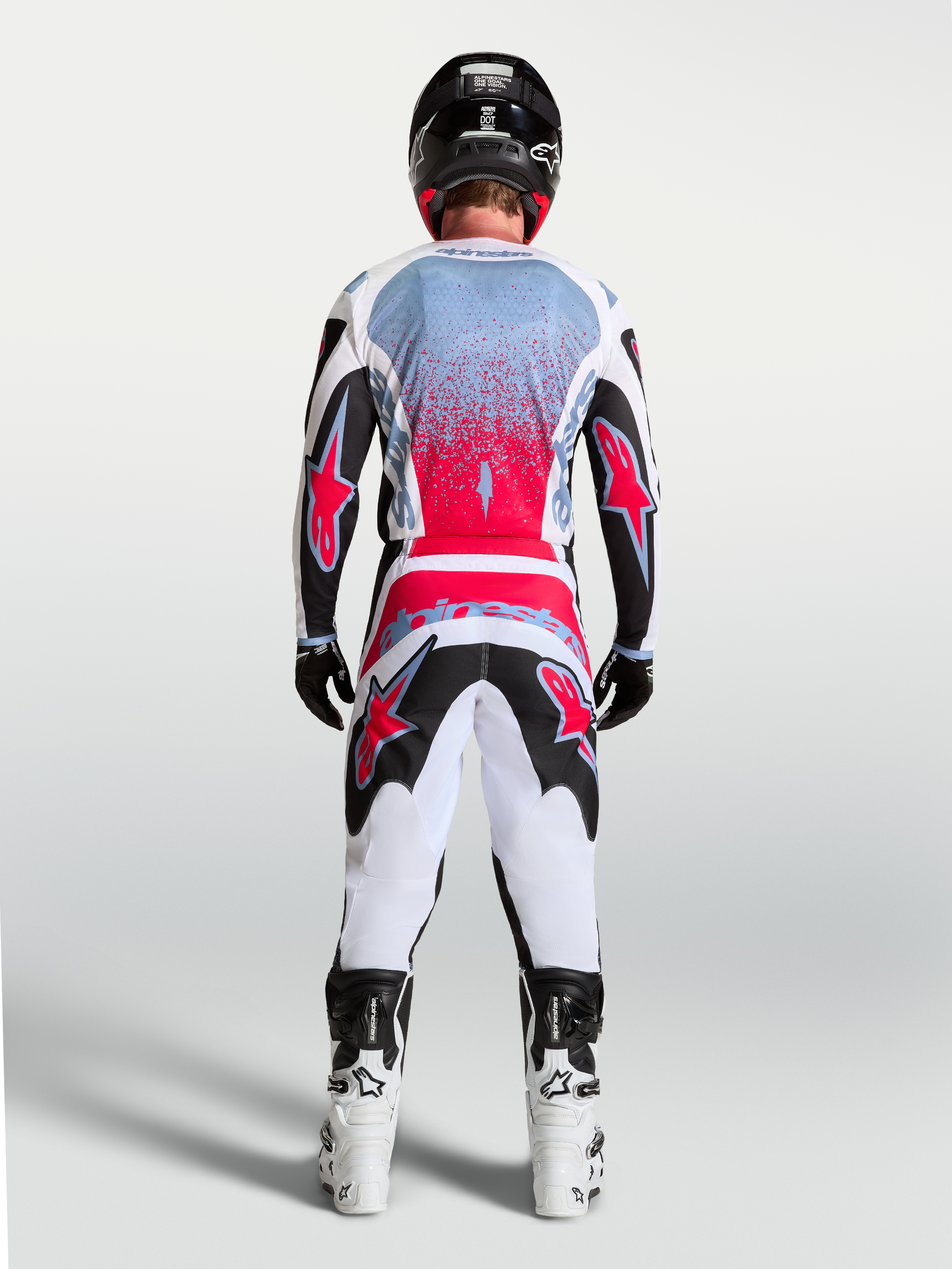 Alpinestars Fluid Drag Trikot, Herren-Motocross-Trikot in Schwarz und Fluo-Rot, Rückansicht auf einem Fahrer.