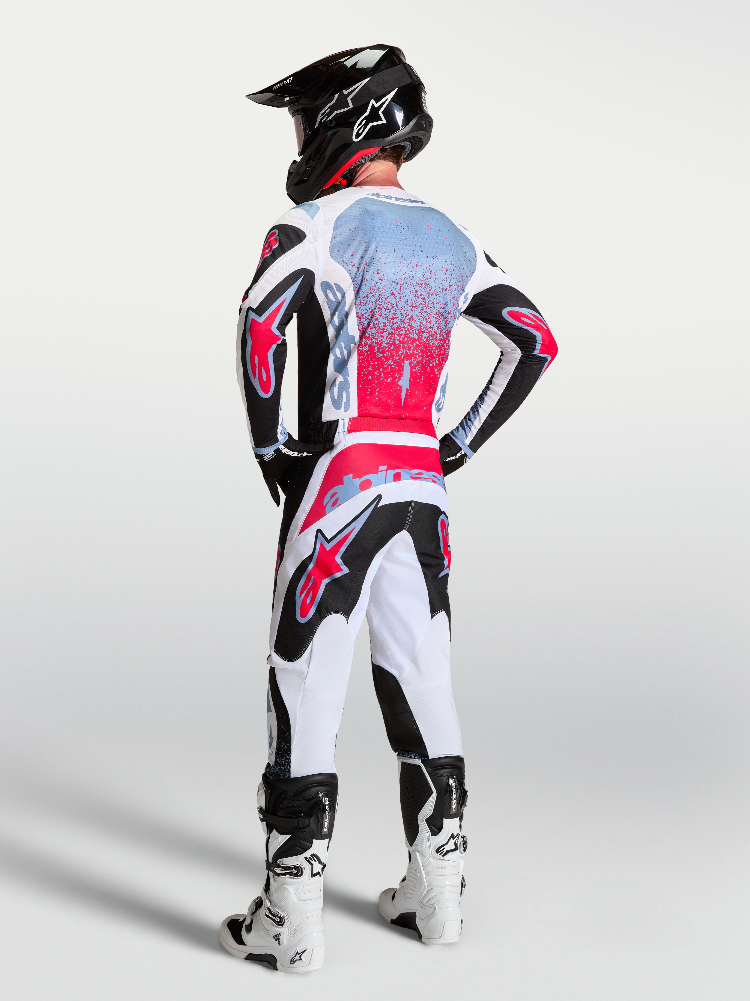Alpinestars Fluid Drag Trikot, Herren-Motocross-Ausrüstung, Schwarz und Fluo-Rot, atmungsaktives Textil, Rückansicht am Model