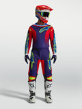 Alpinestars Fluid Drag Trikot und Fluid Drag Ausrüstungsset, Motocross-Outfit in Navy-Blau und Feuer-Rot mit weißen Stiefeln und Helm.
