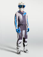 Alpinestars 2027 Fluid Drag MX Ausrüstungsset, Herren-Motocross-Outfit in Grau und Blau mit Trikot und Hose.