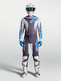 Alpinestars Fluid Drag Ausrüstungsset, Motocross-Trikot und Hose in Grau und Blau, getragen mit Helm und Stiefeln, für professionelle Offroad-Performance.