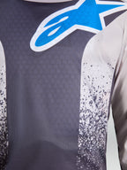 Alpinestars Fluid Drag Trikot, Motocross-Trikot, Grau und Blau, Nahaufnahme des atmungsaktiven Polygewebes mit Stern-Logo.