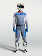 Alpinestars Racer Amber Hose und Trikot für Herren in Aschgrau und UCLA Blau, mit weißen Stiefeln und Helm.