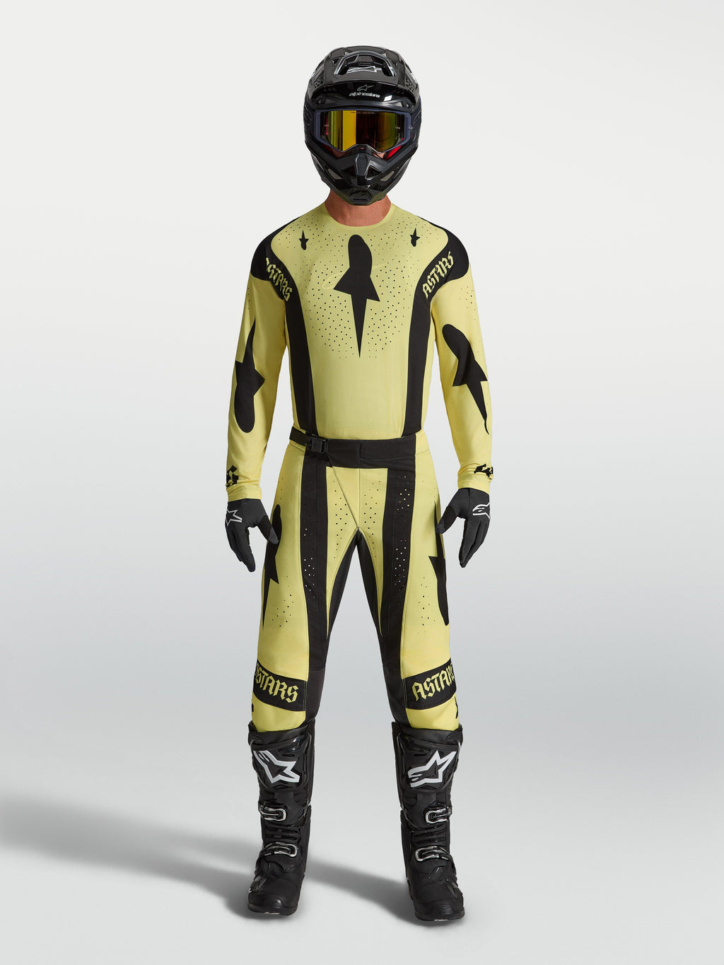 Alpinestars Techstar Atrox Trikot, Motocross-Oberteil für Herren in Gelb und Schwarz, athletische Rennpassform mit lasergeschnittener Belüftung, getragen von einem Model