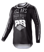 Alpinestars 2023 Racer Found Trikot, schwarzes Langarm-Motocross-Trikot, weiße abstrakte Grafiken und großes AS-Logo, ASTARS-Branding auf der Brust, weiß eingefasster Rundhalsausschnitt, Performance-Rennbekleidung